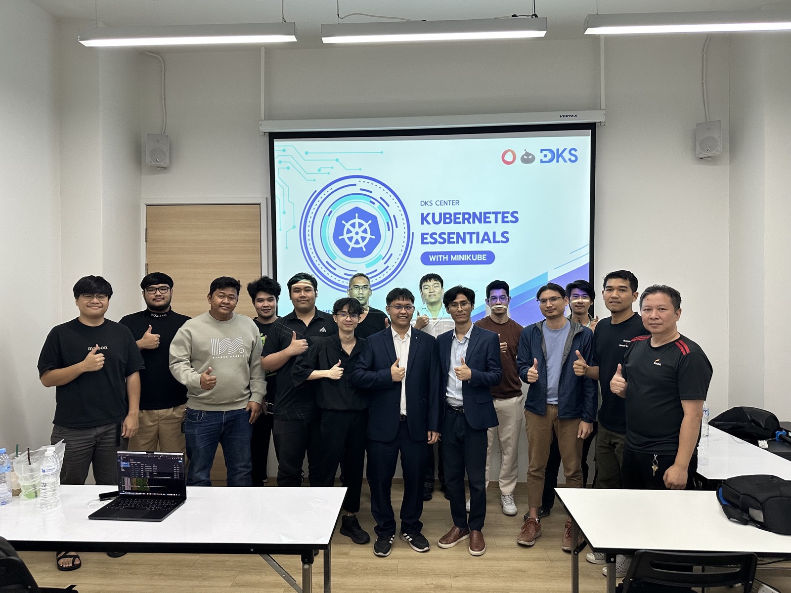 กลุ่มผู้ฝึกงานหลัง workshop ด้าน Kubernetes และระบบจริง